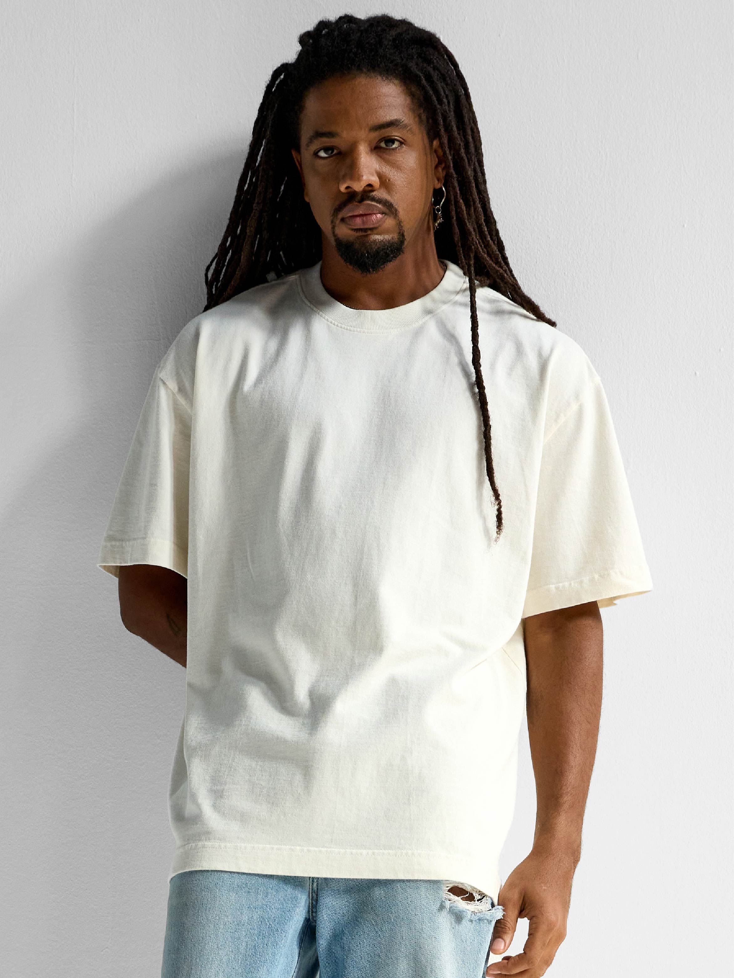 Modelo masculino vestindo a camiseta heavy oversized off white Kiji, vista de frente.