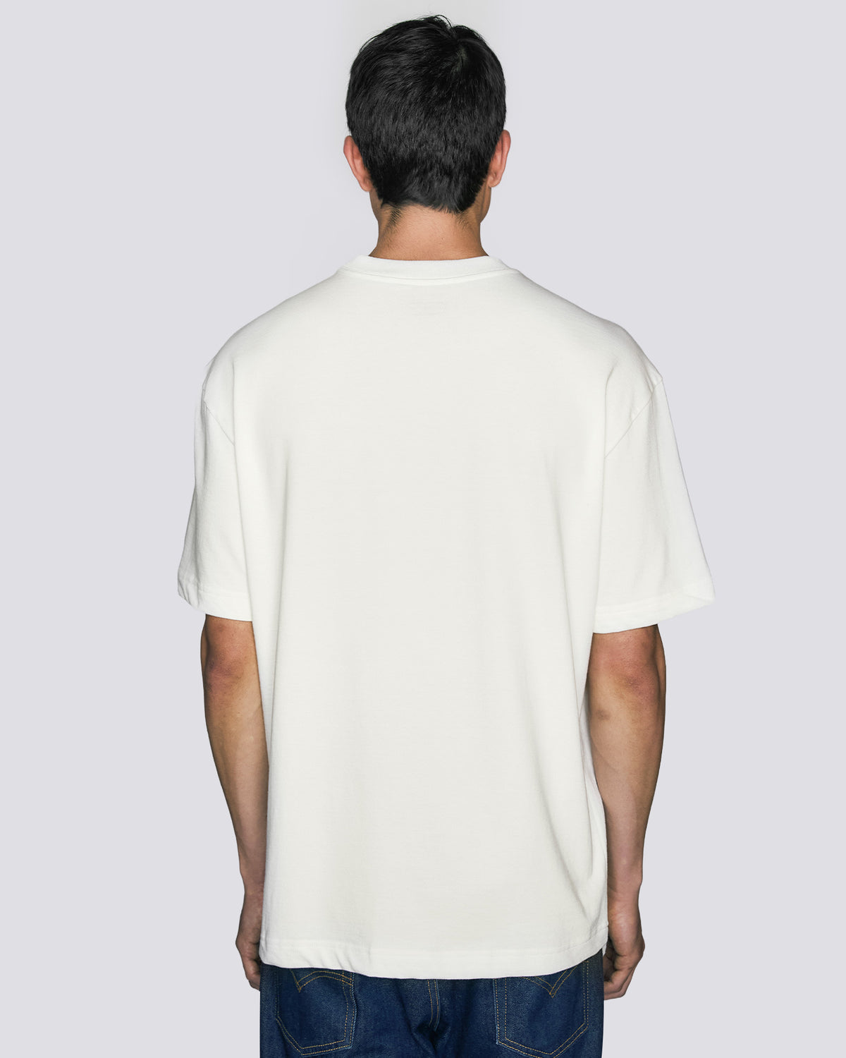 Camiseta Oversized Kiji vista traseira, modelo de algodão em tom branco.