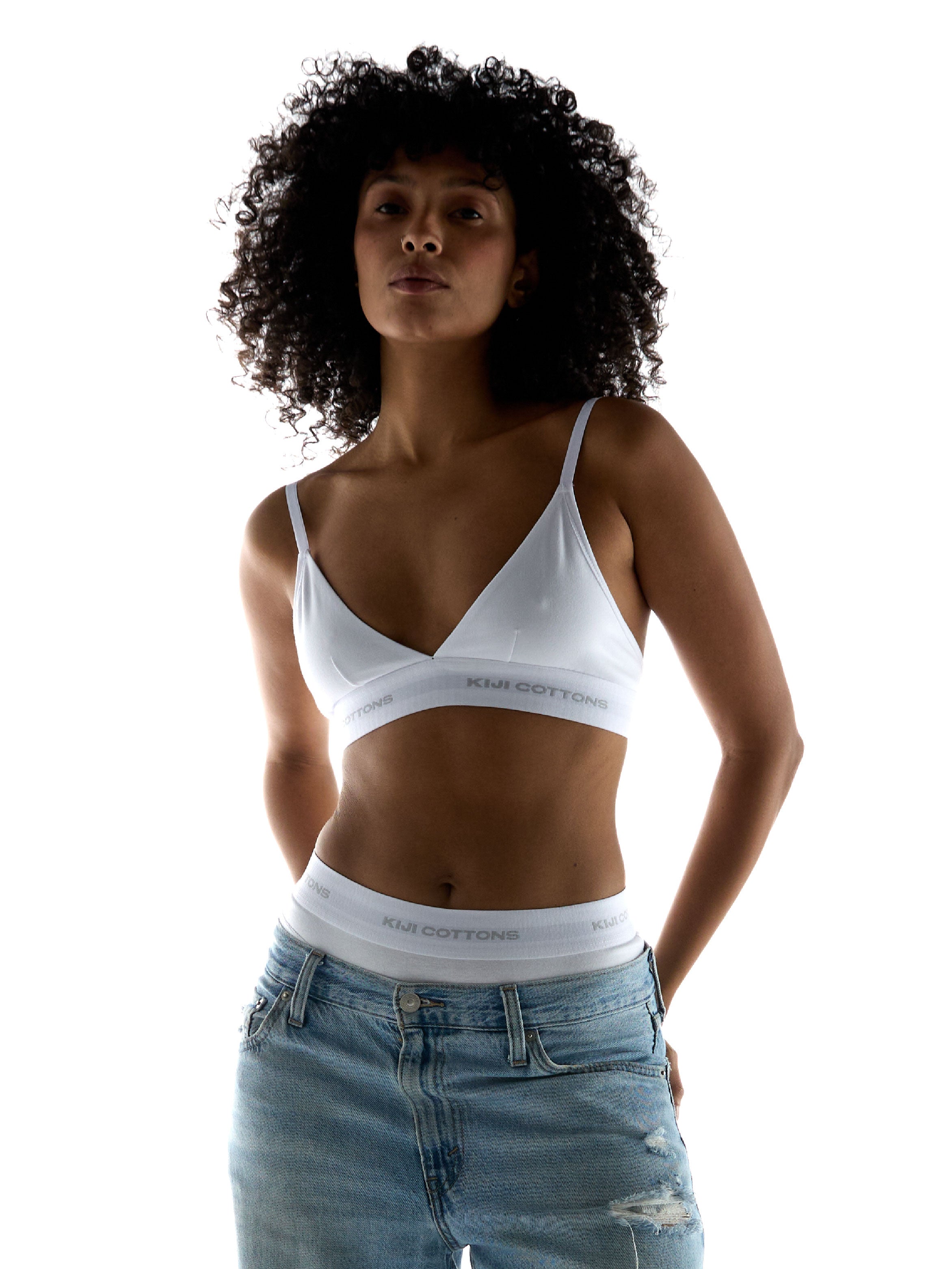 Modelo feminina vestindo conjunto de top e calcinha branca Kiji, vista de frente.