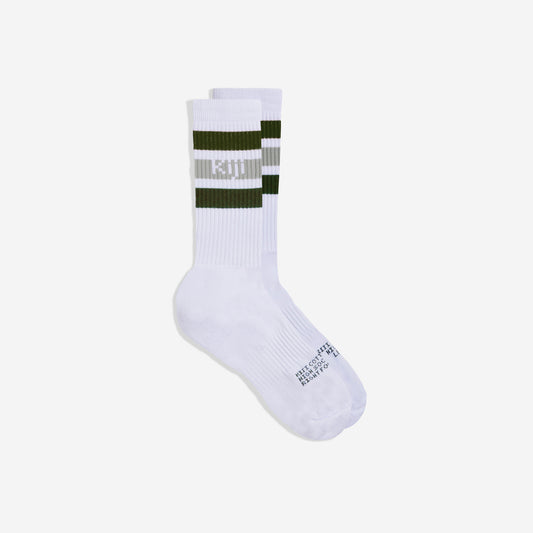 Meias Kiji Stripes SK8 de algodão vistas de lado, a meia é branca com o detalhe de 3 listras (verde, bege e verde) na canela e a indicação de pé esquerdo/direito no peito dos pés.
