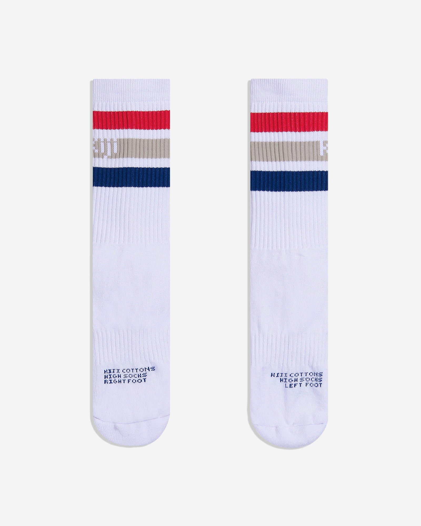 Meias Kiji Stripes SK8 de algodão vistas de frente, a meia é branca com o detalhe de 3 listras (vermelho, bege e azul) na canela e a indicação de pé esquerdo/direito no peito dos pés.