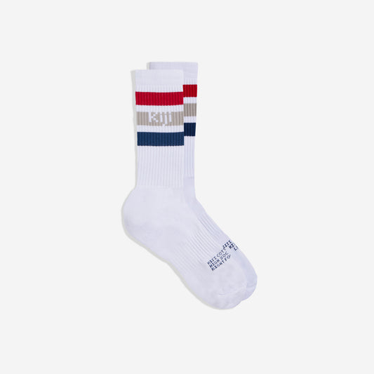 Meias Kiji Stripes SK8 de algodão vistas de lado, a meia é branca com o detalhe de 3 listras (Vermelho, bege e azul) na canela e a indicação de pé esquerdo/direito no peito dos pés.