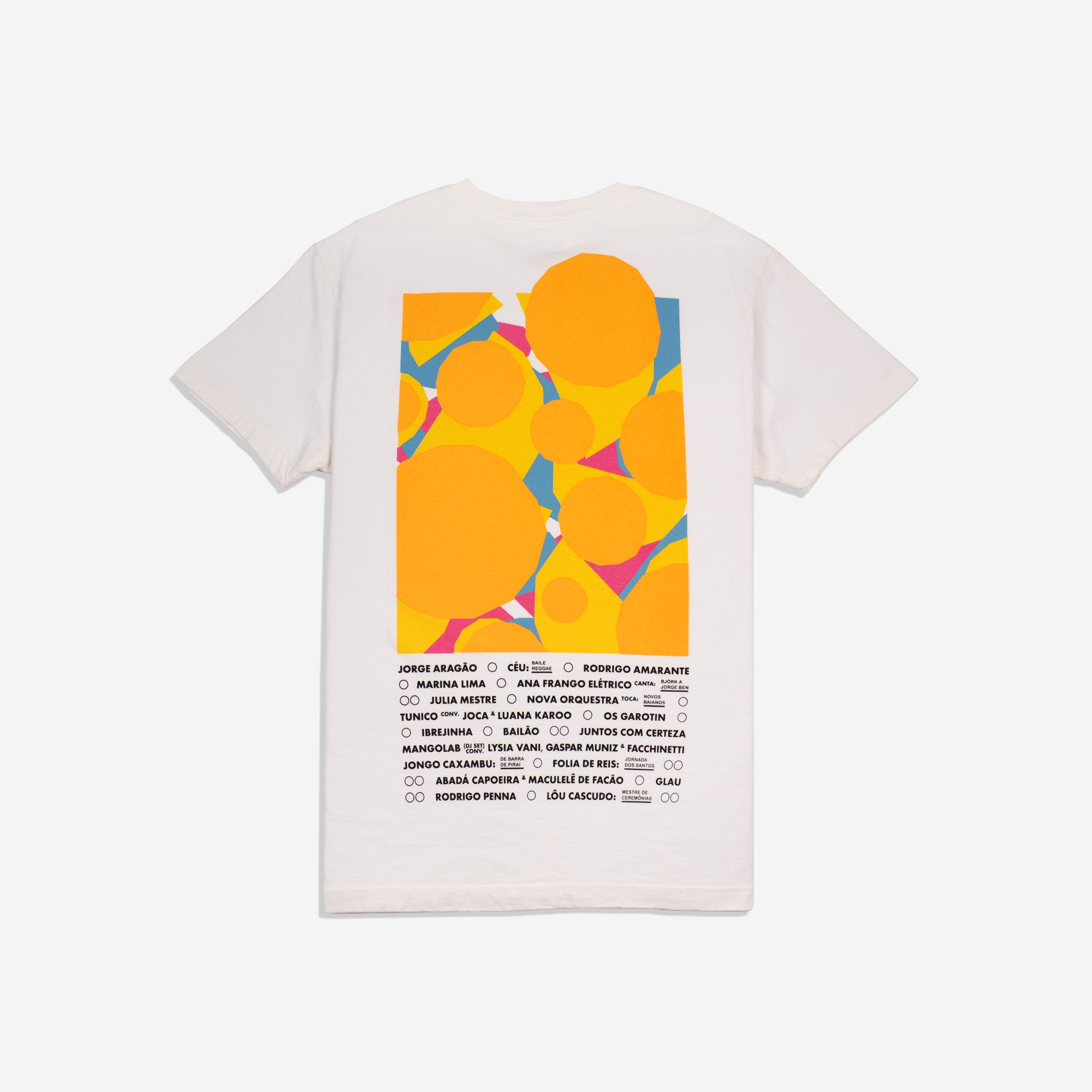 Foto Still das costas da T-Shirt Classic Kiji x Mango, a estampa consiste um quadro retangular que comporta vários círculos/semi-circulos em tons de amarelo, laranja, azul e magenta  e o lineup com os artistas do festival abaixo