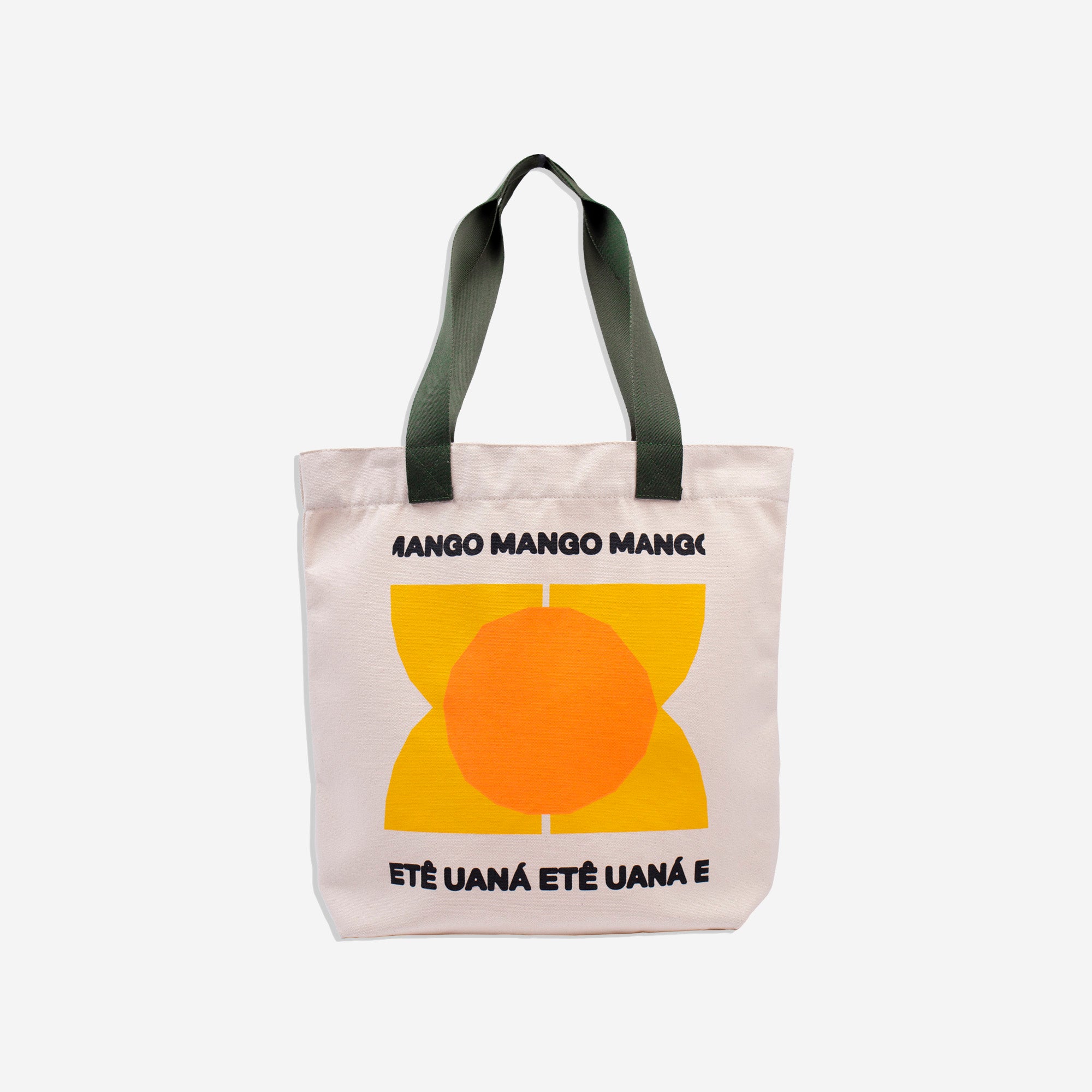 Foto Still da Heavy Tote Bag Kiji x Mango, a bolsa é off-white, com alça verde, possui os dizeres "MANGO MANGO MANGO', abaixo disso, há uma ilustração de 4 semicírculos amarelos, acima deles há um circulo completo em laranja, abaixo da ilustracão há a frase "ETÊ UANÁ ETÊ UANÁ E" 